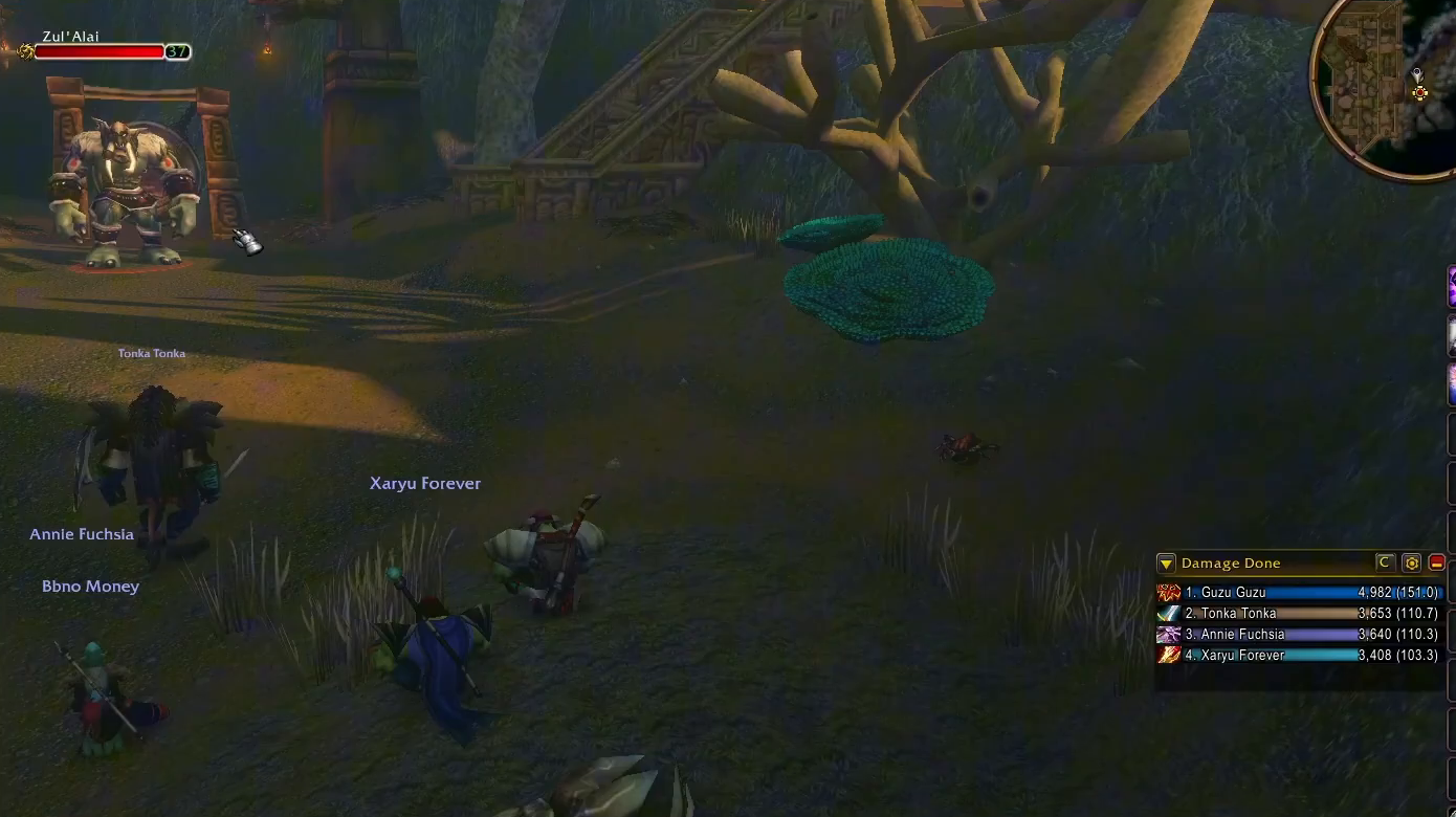 Zul’Alai se tient devant un gong dans une salle de Sunken Hollow.